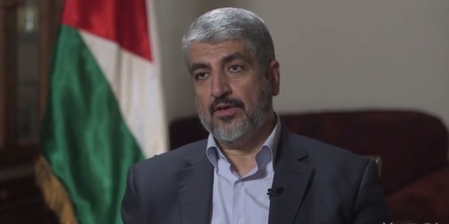 Le dirigeant politique du Hamas, Khaled Meshaal, à Doha, au Qatar, en août 2014. (Crédit : capture d'écran Yahoo News) 