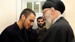 Le guide suprême iranien, l'ayatollah Khamenei (droite) et Jihad Mughniyeh (Crédit : @khamenei_ir / Twitter)