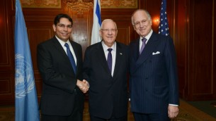 L'ambassadeur Danon, le président Rivlin, et M. Lauder. (Crédit : Shahar Azran)