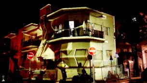 Des installations lumineuses utilisent les constructions uniques du sud de Tel Aviv. (Crédit : autorisation Kfir Sivan/Tel Aviv Municipality)