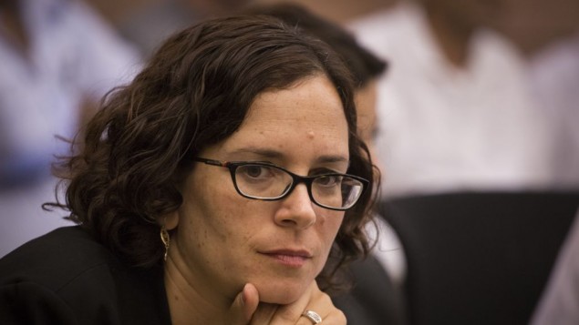 La députée Rachel Azaria du parti Koulanou lors d'une séance d'une commission de la Knesset le 26 octobre 2015. (Crédit : Hadas Parush/Flash90) 