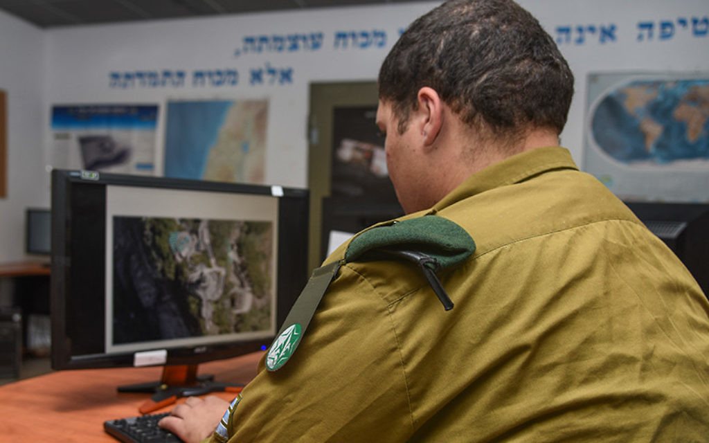 Un soldat de Roim Rachok, "voir loin" en hébreu, un programme de l'armée israélienne destiné à enrôler les personnes autistes. Illustration. (Crédit : armée israélienne)