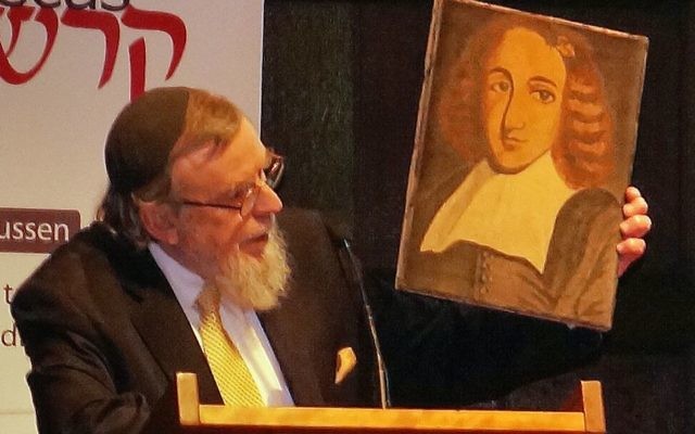 Le rabbin portugais hollandais Nathan Lopes Cardozo parlant de la levée du bannissement de Baruch Spinoza, le 6 décembre 2015. (Crédit : Cnaan Liphshiz/JTA)