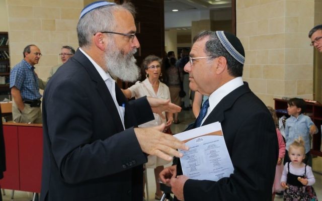 Le rabbin David Stav (gauche) de Tzohav avec le rabbin Shlomo Riskin d'Efrat, le 2 juillet 2015. (Crédit : Gershon Elinson/Flash90)