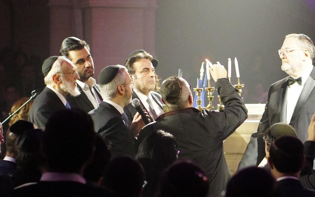 Quatrième allumage des bougies de Hanoukka au concert à la synagogue de la Victoire dédié aux victimes des attentats de l'Hyper Cacher de Vincennes, le 9 janvier dernier - 9 décembre 201( (Crédit : Eva Tapiero/Times of Israel)