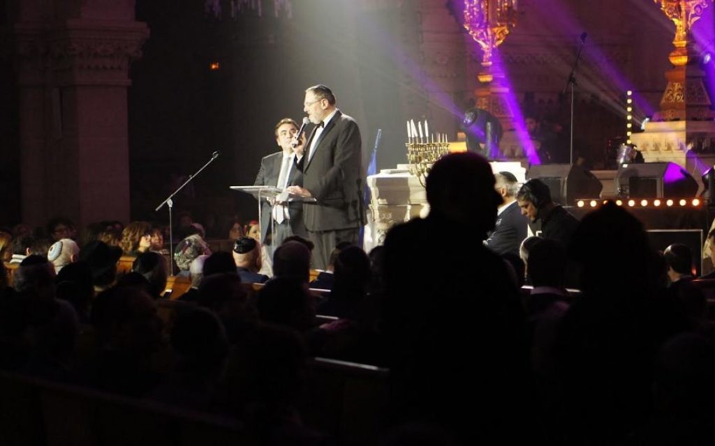 Joel Mergui (D) et Nachum Segal au concert à la synagogue de la Victoire dédié aux victimes des attentats de l'Hyper Cacher de Vincennes, le 9 janvier dernier - 9 décembre 201( (Crédit : Eva Tapiero/Times of Israel)