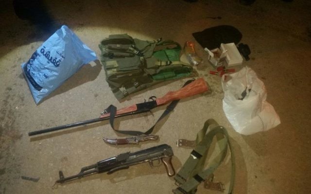Les armes saisies par les troupes de Tsahal pendant les raids le 23 décembre 2015 (Crédit : Unité des portes-paroles de l'armée)