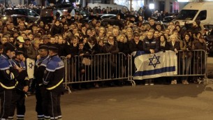 Rassemblement devant l'HyperCacher, le 9 janvier 2016 (Crédit : AFP / POOL / JACQUES DEMARTHON