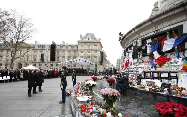 (De g à d) La maire de Paris Anne Hidalgo, le président français François Hollande et le Premier ministre français Manuel Valls participent à un rassemblement du souvenir sur la Place de la République, le 10 Janvier 2016 pour commémorer les victimes du terrorisme de cette sanglante année 2015 (Crédit : YOAN VALAT / POOL / AFP)