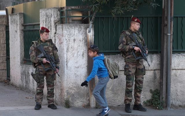 Des soldats français armés devant l'entrée de l'école juive  'La Source' à Marseille, le 12 janvier 2016. (Crédit : Boris Horvat/AFP)