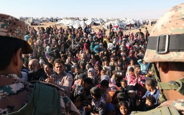 Les réfugiés syriens, bloqués entre les frontières jordaniennes et syriennes, qui attendent pour traverser en Jordanie, au passage de la frontière de Hadalat, à l'est de la capitale jordanienne Amman, le 14 janvier 2016 (Crédit : AFP / KHALIL Mazraani)