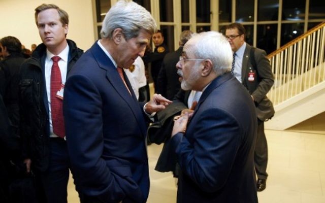Le secrétaire d'Etat américain John Kerry (à gauche) avec le ministre iranien des Affaires étrangères Mohammad Javad Zarif après que l'Agence internationale de l'énergie atomique (AIEA) a vérifié que l'Iran a respecté toutes les conditions de l'accord nucléaire,  à Vienne le 16 janvier 2016 (Crédit : AFP / POOL / KEVIN LAMARQUE)