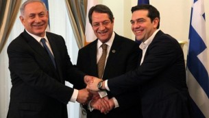 Le président chypriote, Nicos Anastasiades (au centre), le Premier ministre israélien Benjamin Netanyahu (à gauche) et le Premier ministre grec, Alexis Tsipras se serrant la main lors de leur rencontre au palais présidentiel à Nicosie, à Chypre, le 28 janvier 2016 (Crédit : POOL/AFP / Yiannis Kourtoglou)
