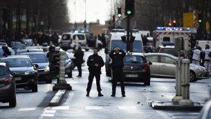 Des patrouilles de policiers français sur le boulevard de Barbès dans le nord de Paris le 7 Janvier 2016, (Crédit : LIONEL BONAVENTURE/AFP)
