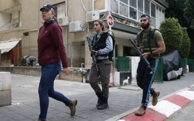 Les membres des forces de sécurité israéliennes patrouillent la région suite à une attaque par un tireur non identifié, qui a ouvert le feu dans un pub dans le centre de Tel Aviv, tuant deux personnes et en blessant cinq autres le 1er Janvier 2016. (Crédit : AFP PHOTO / JACK GUEZ)