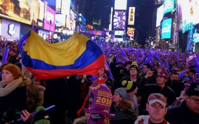 Les gens prennent part aux célébrations de la veille du Nouvel An à Times Square le 31 décembre 2015 à New York City. (Crédit : Eduardo Munoz Alvarez / Getty Images / AFP)