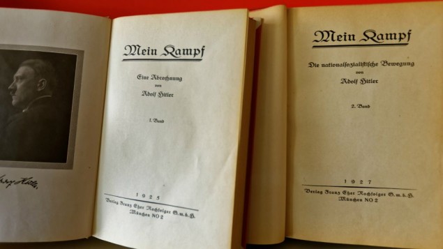 La première page des deux volumes d'une des premières éditions de « Mein Kampf » (Crédit : Institut für Zeitgeschichte / Alexander Markus Klotz)