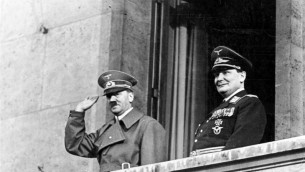 Adolf Hitler et Goering sur le balcon de la Chancellerie, Berlin, le 16 mars 1938 (Crédit : Wikipedia)