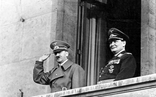 Adolf Hitler et Hermann Goering sur le balcon de la Chancellerie, Berlin, le 16 mars 1938 (Crédit : Wikipedia)