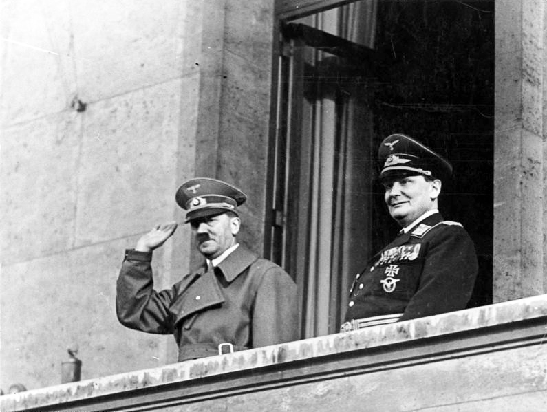 Adolf Hitler et Goering sur le balcon de la Chancellerie, Berlin, le 16 mars 1938 (Crédit : Wikipedia)