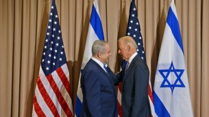 Le premier ministre Benjamin Netanyahu, et le vice-président américain Joe Biden à Davos, en Suisse, le 21 Janvier 2016  (Crédit : Haim Zach / GPO)