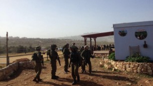 Des soldats israéliens près de l'implantation de Tekoa, en Cisjordanie, où une femme enceinte a été poignardée lundi 18 janvier 2016. (Crédit : Josh Davidovich/The Times of Israel)