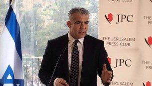 Le chef du parti Yesh Atid, le député Yaïr Lapid lors de la conférence de presse avec la presse étrangère à Jérusalem, le lundi 25 janvier 2016. (Crédit : capture d'écran)