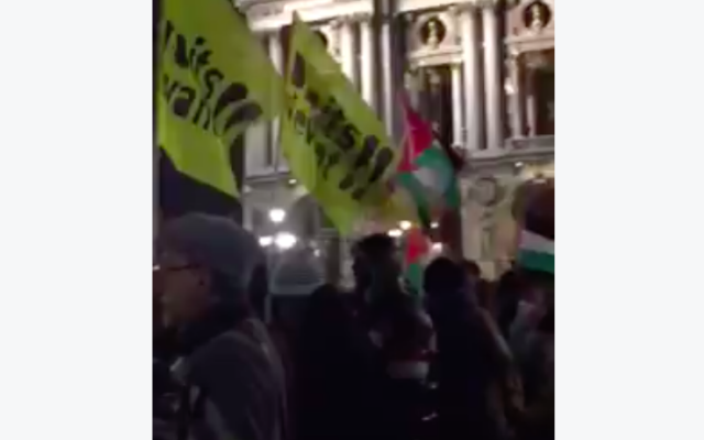 Les militants pro-palestiniens devant l'Opéra Garnier à Paris, le 5 janvier 2016 (Crédit : capture d'écran OJE)