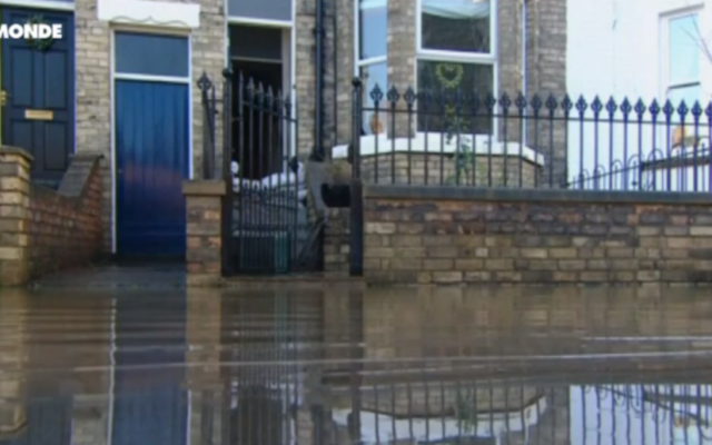 Illustration d'inondations au Royaume-Uni (Crédit : Capture d’écran YouTube TV5Monde)