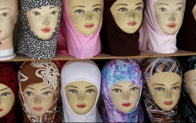 Photo de hijabs en vente. (Crédit : Daniel Dreifuss / Flash90)