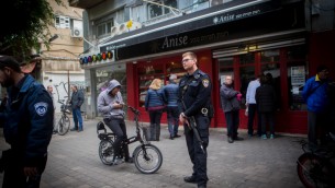 Des policiers devant le bar Simta de la rue Dizengoff, le 2 janvier 2015 (Crédit : Miriam Alster/Flash 90)