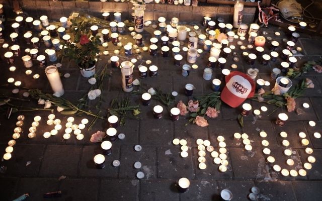Des bougies allumées à la mémoire des victimes mortes et blessées lors de la fusillade de Tel Aviv (Crédit photo : Tomer Neuberg / Flash90))