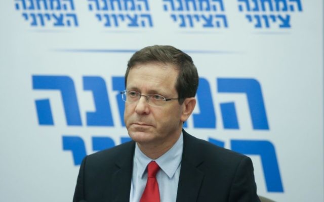 Le président du parti Union sioniste, le député Isaac Herzog qui dirige une réunion de faction à la Knesset, le 4 janvier 2016 (Crédit : FLASH90)