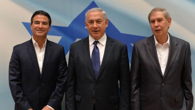 Le Premier ministre Benjamin Netanyahu (au centre) avec le directeur sortant du Mossad, Tamir Pardo (à droite) et le futur directeur Yossi Cohen, à Tel Aviv, le 6 janvier 2016. (Crédit : Kobi Gideon/GPO)