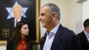 Le ministre des Finances Moshe Kahlon arrivant à la réunion hebdomadaire du cabinet, au bureau du Premier ministre, à Jérusalem le 17 janvier 2016 (Crédit : Amit Shabi / POOL)
