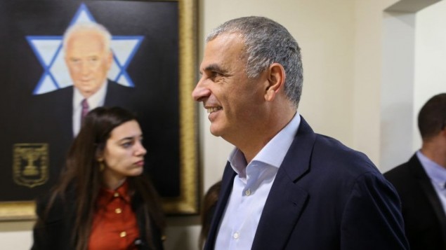 Le ministre des Finances Moshe Kahlon arrivant à la réunion hebdomadaire du cabinet, au bureau du Premier ministre, à Jérusalem, le 17 janvier 2016. (Crédit : Amit Shabi/Pool)