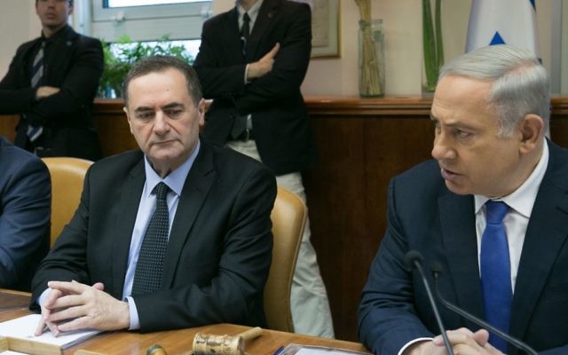 Le Premier ministre Benjamin Netanyahu, à droite, et le ministre des Transports et des Renseignements Yisrael Katz pendant la réunion hebdomadaire du cabinet, le 24 janvier 2016. (Crédit : Ohad Zwigenberg/Pool)