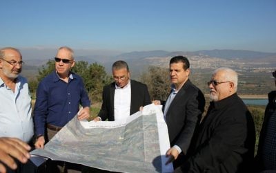 Le ministre du Logement Yoav Galant (deuxième à gauche), du parti Koulanou, et le député Ayman Odeh (deuxième à droite), de la Liste arabe unie; à Eilabun, un village à 15 kilomètres au sud ouest de Safed, lors d'une tournée des villages arabes en Galilée, le 12 janvier 2016. (Crédit : autorisation)