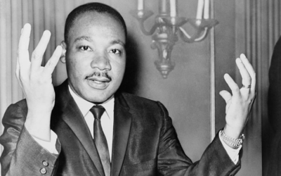 Dr. Martin Luther King Jr. en 1964 pendant une conférence de presse que le mouvement qu'il va diriger jusqu'à son assassinat en 1968. (Crédit : Wikimedia Commons)