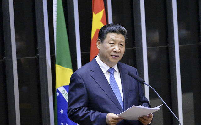 Le president de la Republique populaire de Chine, Xi Jinping, devant le congrès brésilien le 16 juillet 2014 (Crédit : Edilson Rodrigues/Agência Senado/ Creative Commons Attribution 2.0 Generic)