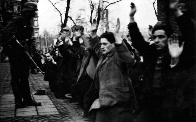 En février 1941, les occupants nazis d'Amsterdam ont réuni 427 hommes juifs lors de leur première « razzia » de la déportation des Juifs des Pays-Bas. Seulement deux de ces hommes ont survécu à la guerre (Crédit : Wikimedia Commons).