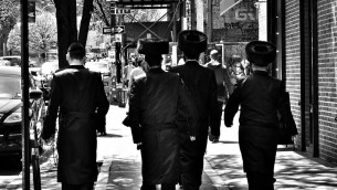 Des juifs hassidiques Satmar à Brooklyn. (Crédit : CC BY 2.0/Flickr/Gerald Rich)