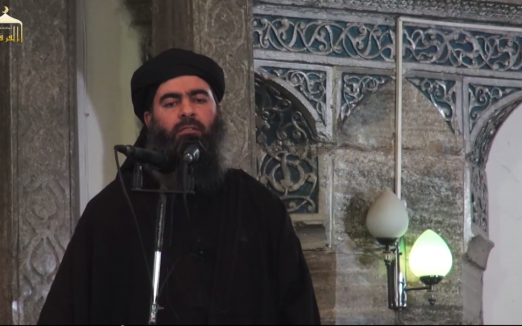 Le "Calife" Abou Bakr al-Baghdadi dans une mosquée de Mossoul, en Irak. (Crédit : capture d'écran YouTube)