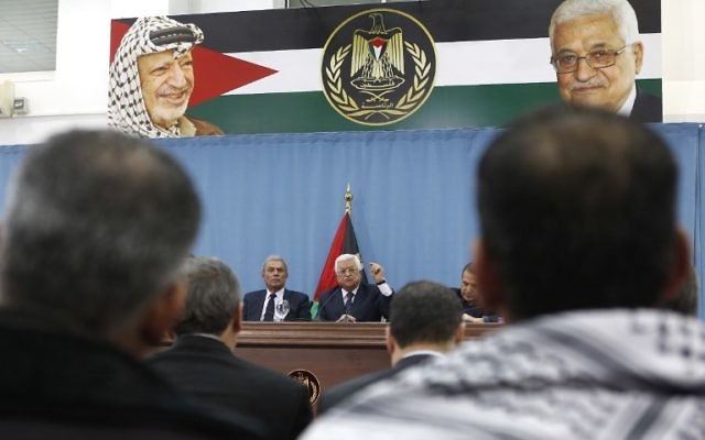 Le président de l'Autorité palestinienne Mahmoud Abbas (au centre) pendant une conférence de presse avec les journalistes palestiniens, dans la ville de Ramallah, en Cisjordanie, le 23 janvier 2016.(Crédit : AFP / ABBAS MOMANI)