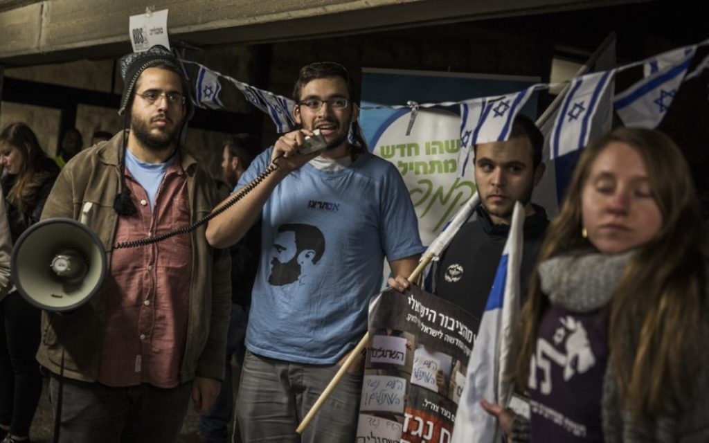 Des militants de droite manifestent contre l'association Breaking the silence à l'université Hébraïque de Jérusalem, le 22 décembre 2015. (Crédit : Hadas Parush/Flash90)