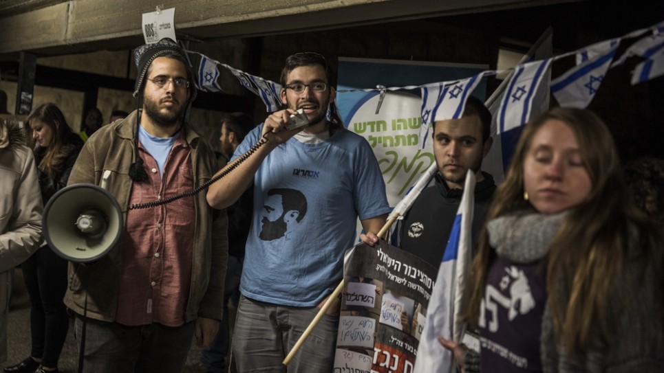 Des militants de droite manifestent contre l'association Breaking the silence à l'université Hébraïque de Jérusalem, le 22 décembre 2015. (Crédit : Hadas Parush/Flash90) 