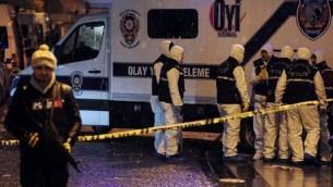 Un policier sur les lieux de l'enquête après un attentat suicide commis par une femme kamikaze qui s'est faite exploser dans une station de police du quartier le plus touristique d'Istanbul, en Turquie, le 6 janvier 2015. (Crédit : AFP/OZAN KOSE)