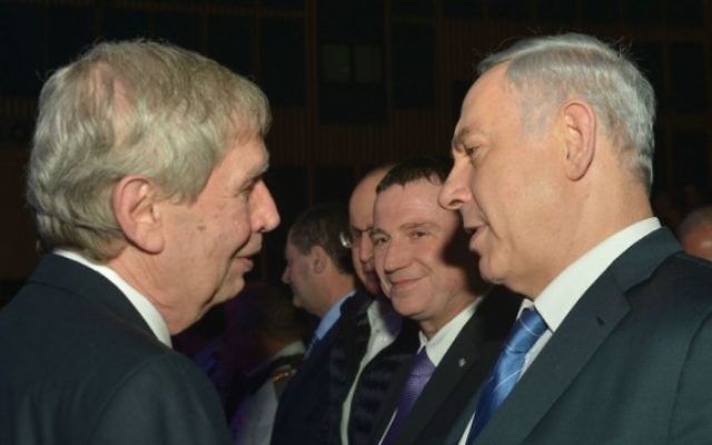 Le Premier ministre Benjamin Netanyahu, à droite, avec le chef sortant du Mossad, Tamir Pardo, à Tel Aviv, le 5 janvier 2016. (Crédit : Kobi Gideon/GPO)