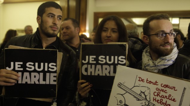 Des personnes avec des pancartes 'Je suis Charlie', pendant un rassemblement de solidarité devant la résidence de l'ambassadeur de France à Jaffa, Israël, le 8 janvier 2015. (Crédit : Amir Levy/Flash90)