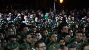 Amis et membres de la famille assistent aux funérailles du capitaine Yishai Rosales, au cimetière militaire du mont à Jérusalem, le 7 janvier 2016. (Crédit : Yonatan Sindel/Flash90)